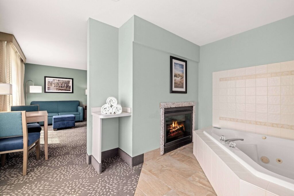La Quinta Inn & Suites by Wyndham Newport - Image 1