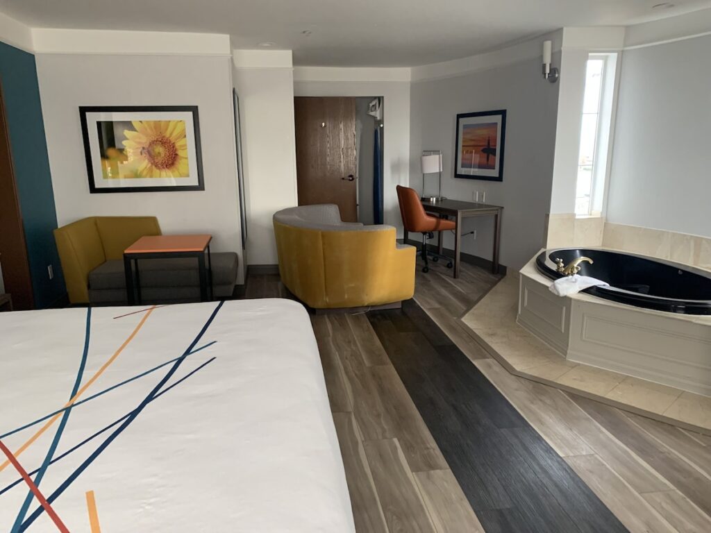 La Quinta Inn & Suites by Wyndham OKC North – Quail Springs - Image 2