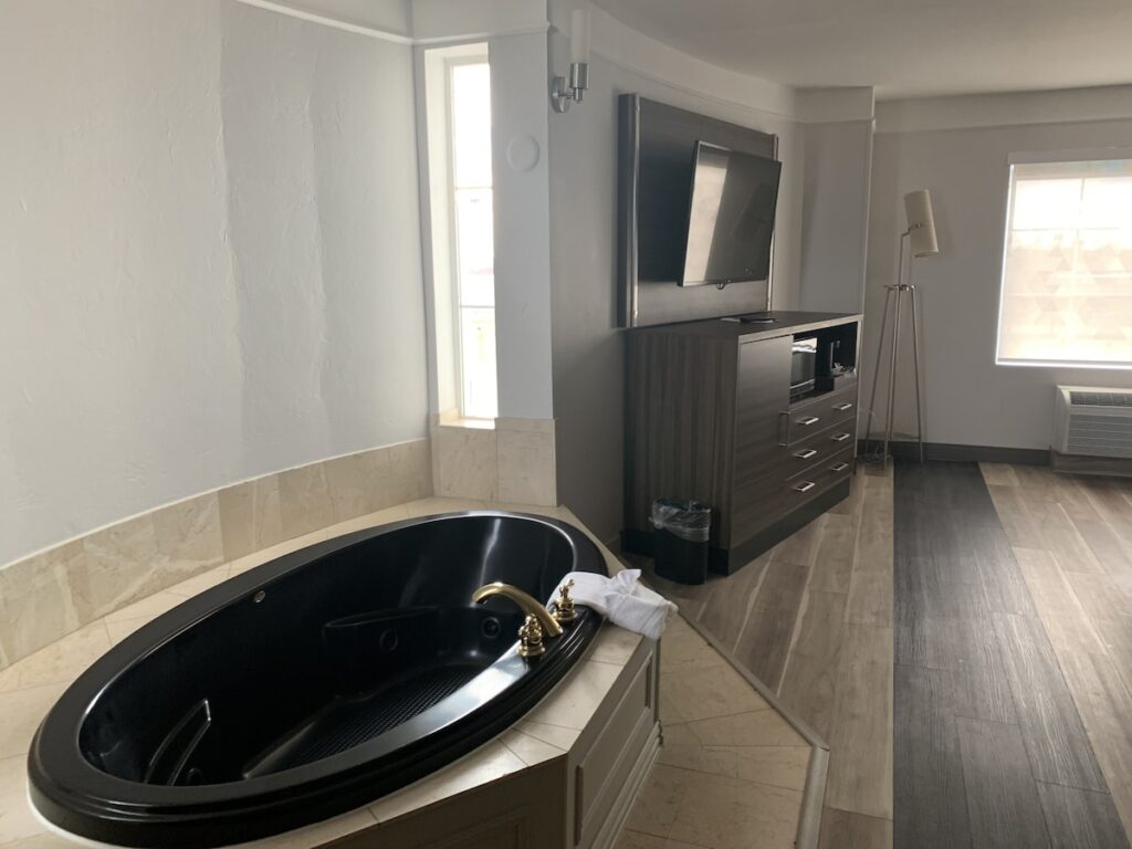 La Quinta Inn & Suites by Wyndham OKC North – Quail Springs - Image 1