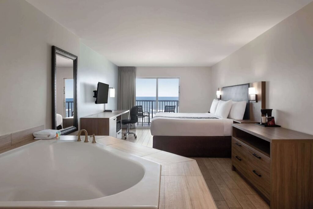 La Quinta Inn & Suites by Wyndham Oceanfront Daytona Beach - Image 4