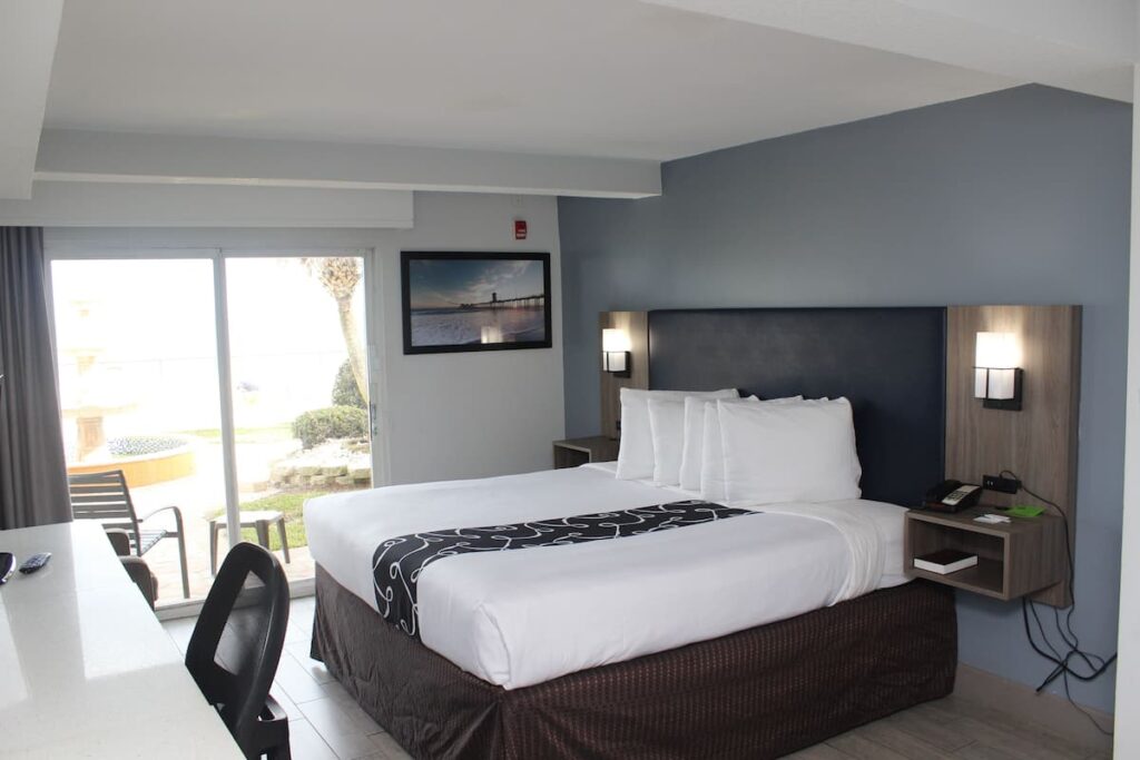 La Quinta Inn & Suites by Wyndham Oceanfront Daytona Beach - Image 3