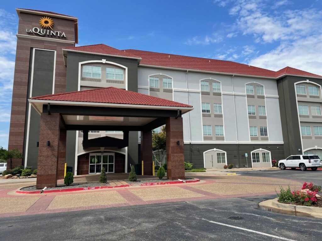 La Quinta Inn & Suites by Wyndham Oklahoma City – Moore - Image 4