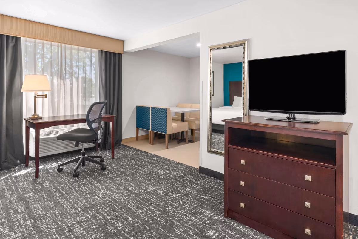 La Quinta Inn & Suites by Wyndham Portland NW - Image 4