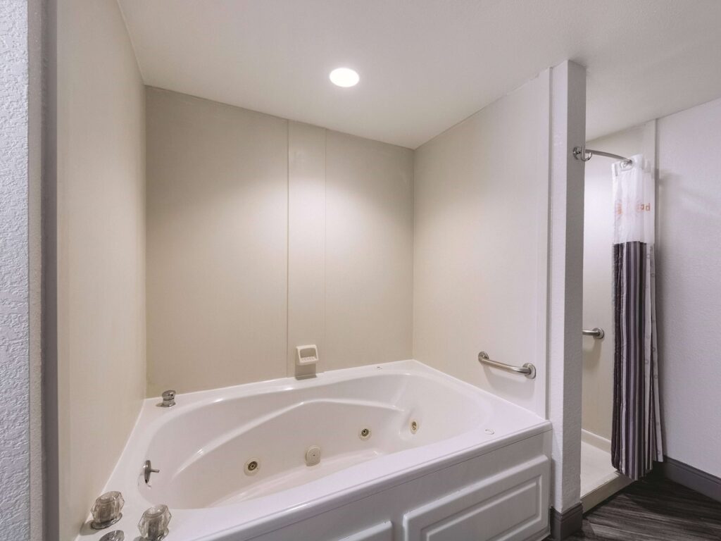 La Quinta Inn & Suites by Wyndham San Antonio Downtown - Image 2