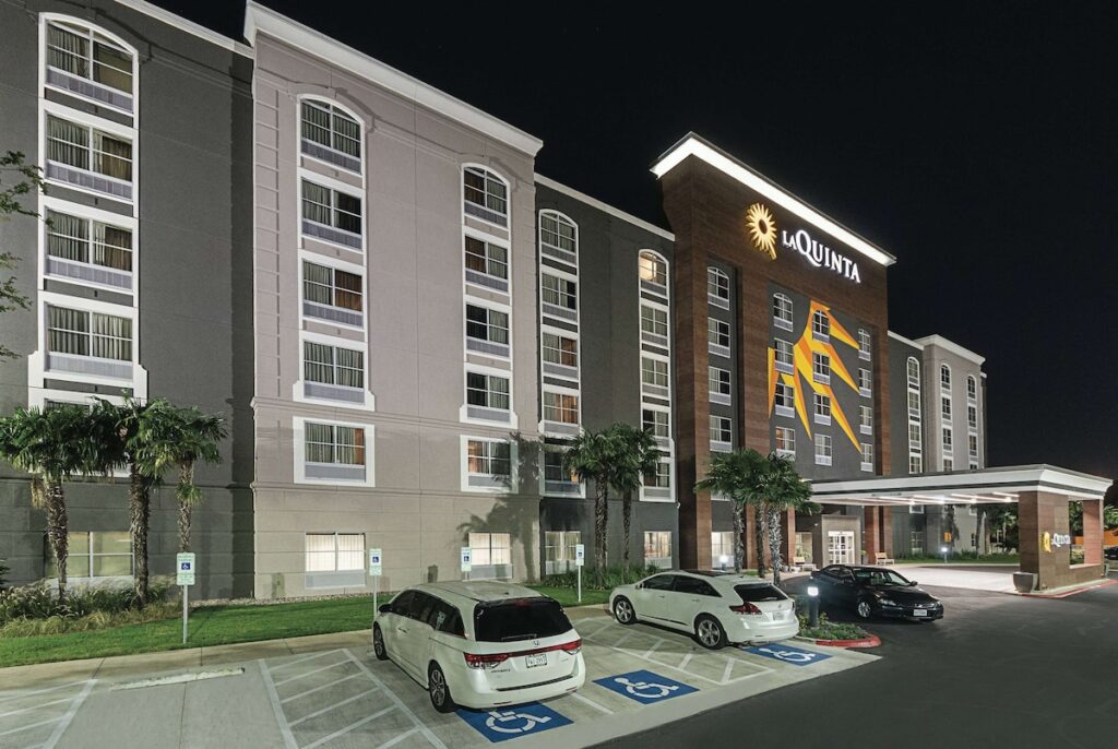 La Quinta Inn & Suites by Wyndham San Antonio Downtown - Image 5