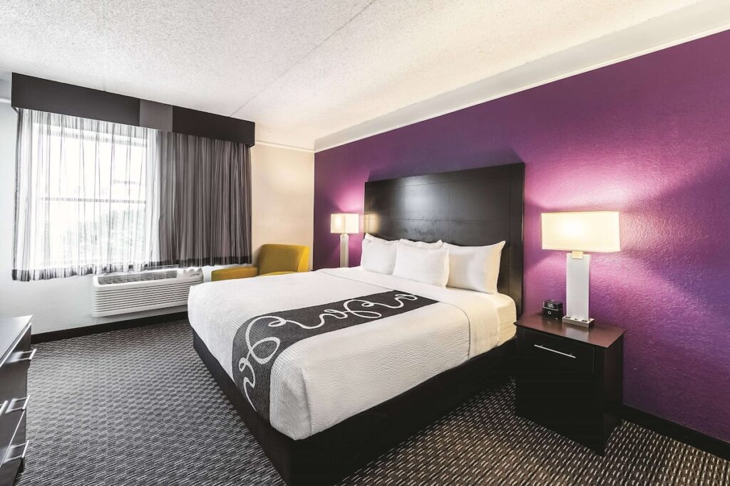 La Quinta Inn & Suites by Wyndham San Antonio Downtown - Image 4