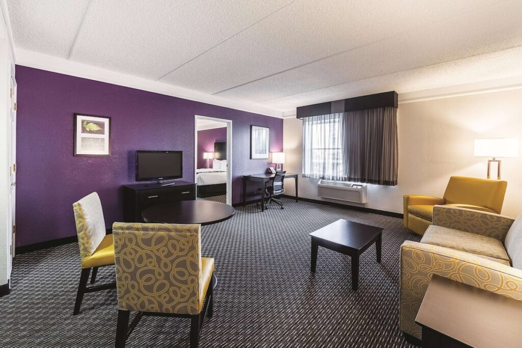 La Quinta Inn & Suites by Wyndham San Antonio Downtown - Image 3