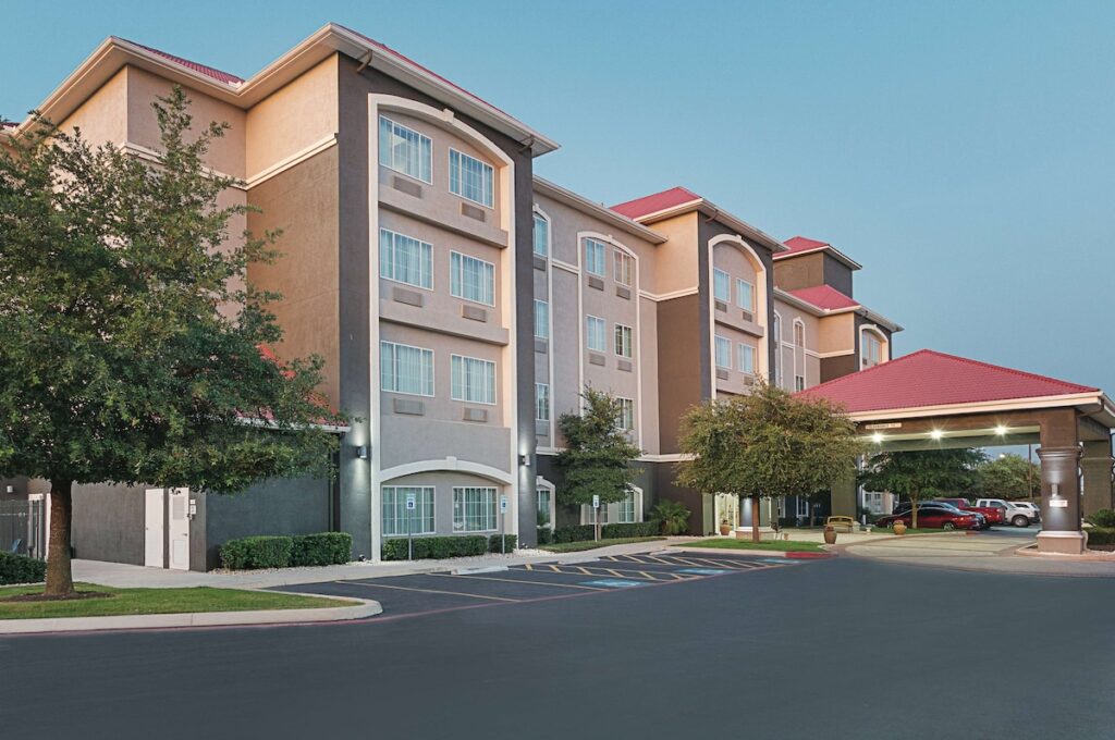 La Quinta Inn & Suites by Wyndham San Antonio Northwest - Image 5