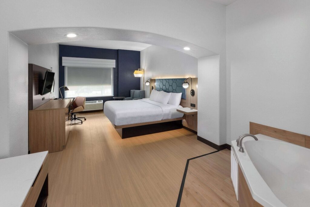 La Quinta Inn & Suites by Wyndham San Antonio Northwest - Image 4