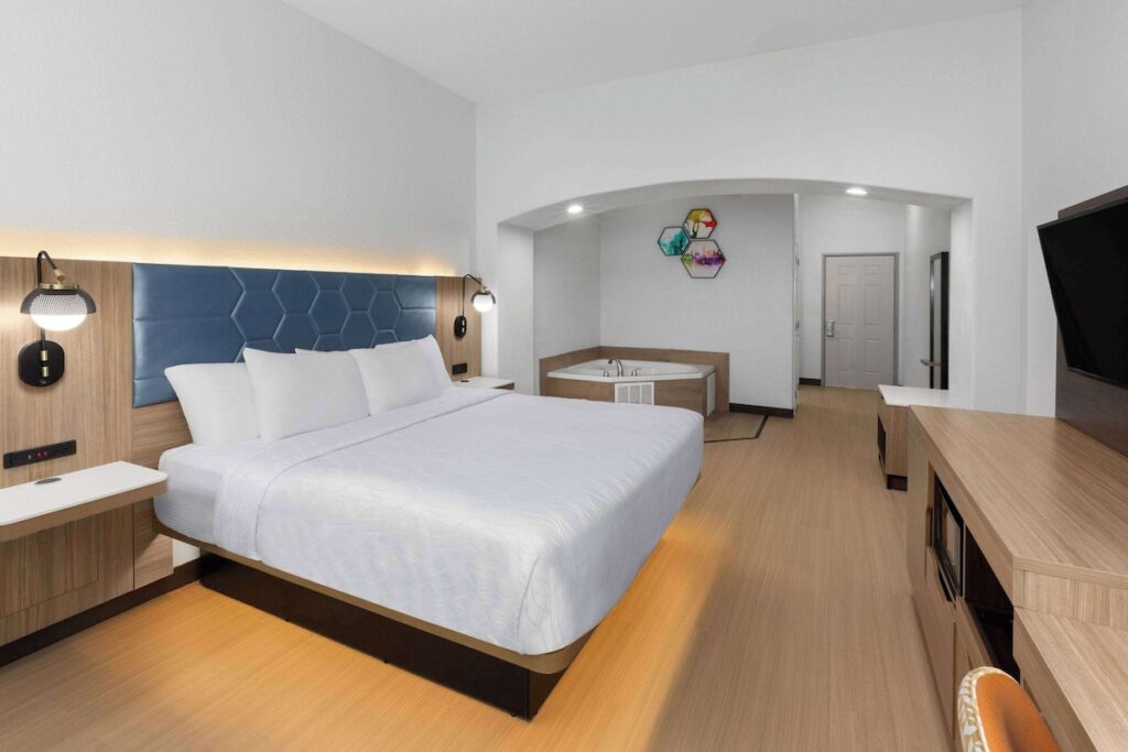 La Quinta Inn & Suites by Wyndham San Antonio Northwest - Image 3