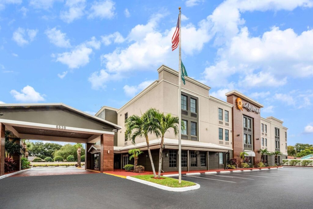 La Quinta Inn & Suites by Wyndham St. Petersburg Northeast - Image 2