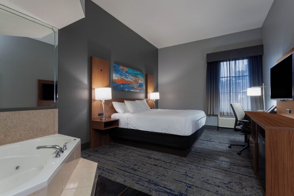 La Quinta Inn & Suites by Wyndham St. Petersburg Northeast - Image 1