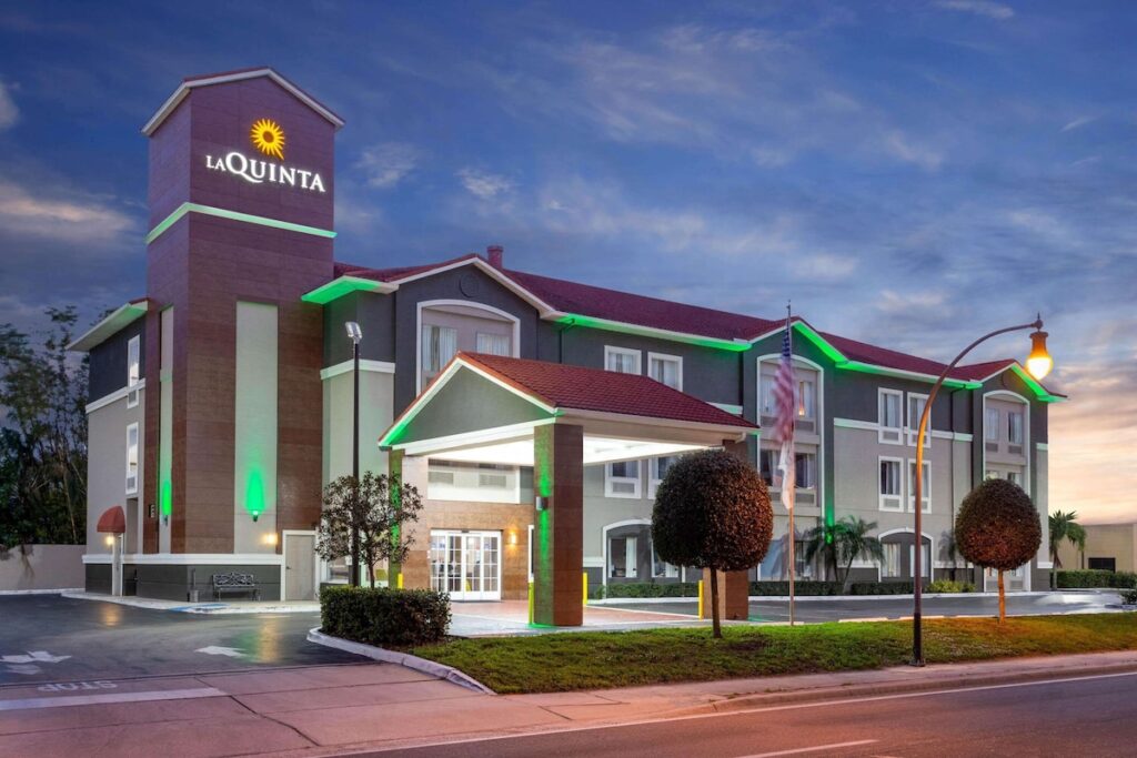 La Quinta Inn & Suites by Wyndham Tampa Bay Area-Tampa South - Image 2