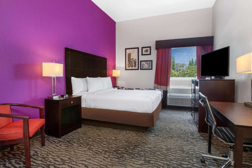 La Quinta Inn & Suites by Wyndham Tampa Bay Area-Tampa South - Image 4