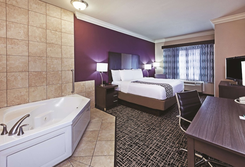 La Quinta Inn & Suites by Wyndham Tampa Bay Area-Tampa South - Image 1