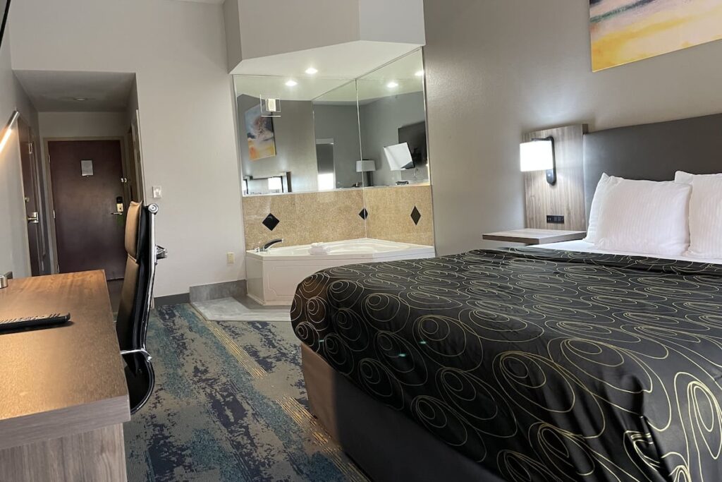 La Quinta Inn & Suites by Wyndham Tampa Central - Image 2