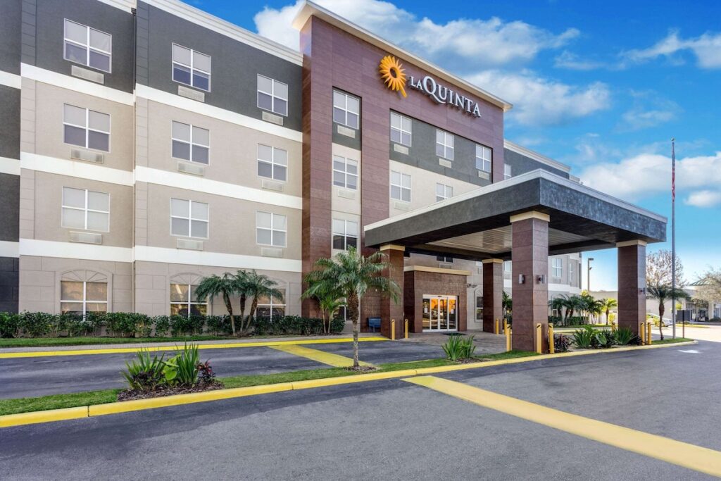 La Quinta Inn & Suites by Wyndham Tampa Central - Image 3