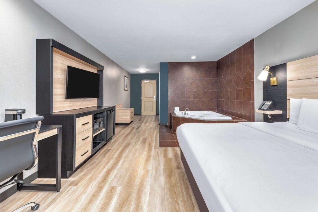 La Quinta Inn & Suites by Wyndham Woodway – Waco South - Image 3