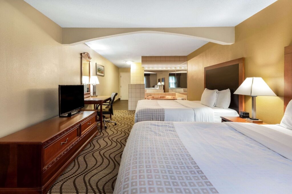 La Quinta Inn by Wyndham Sandusky near Cedar Point - Image 4