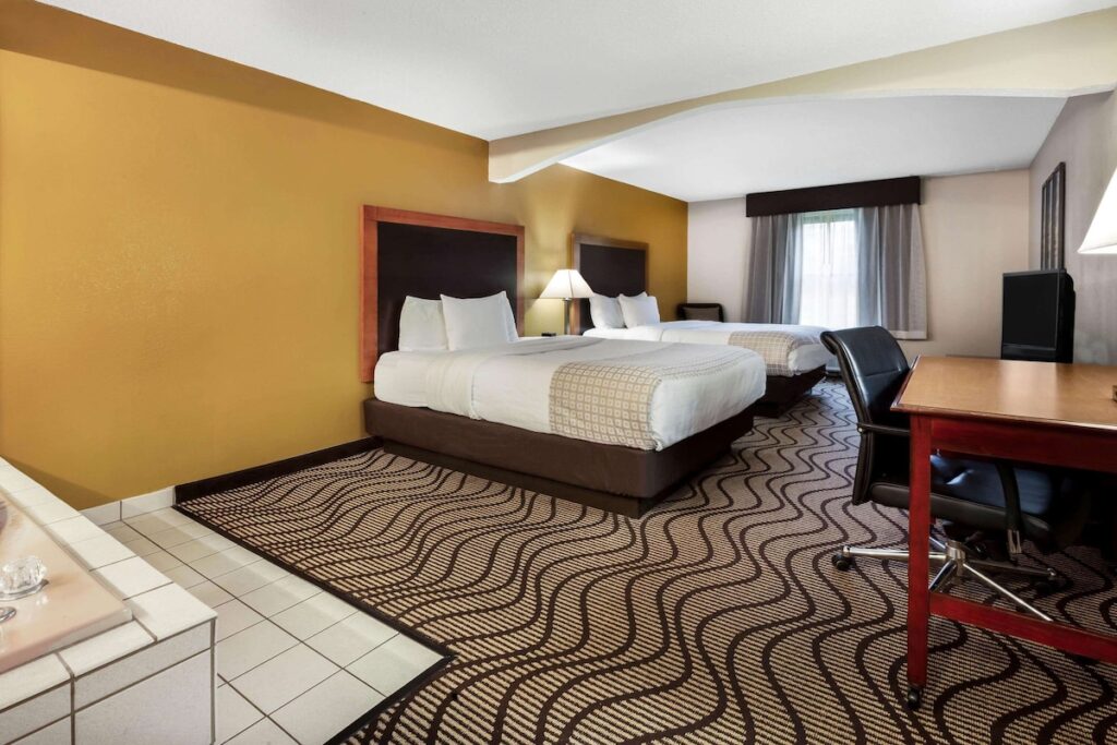 La Quinta Inn by Wyndham Sandusky near Cedar Point - Image 3