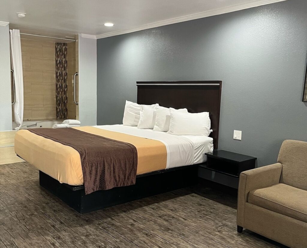 Laguna Inn & Suites - Image 3