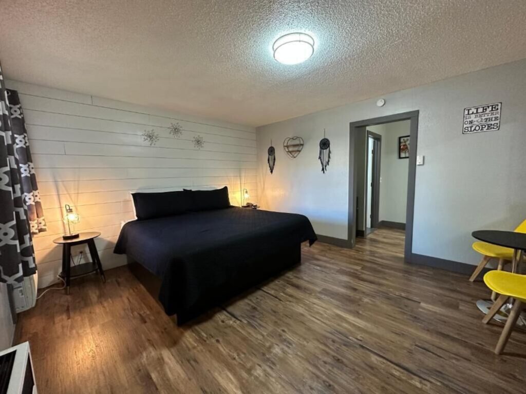 Lake Ridge Hotel - Image 1