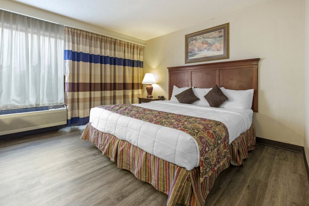 Lamplighter Inn & Suites – South - Image 3