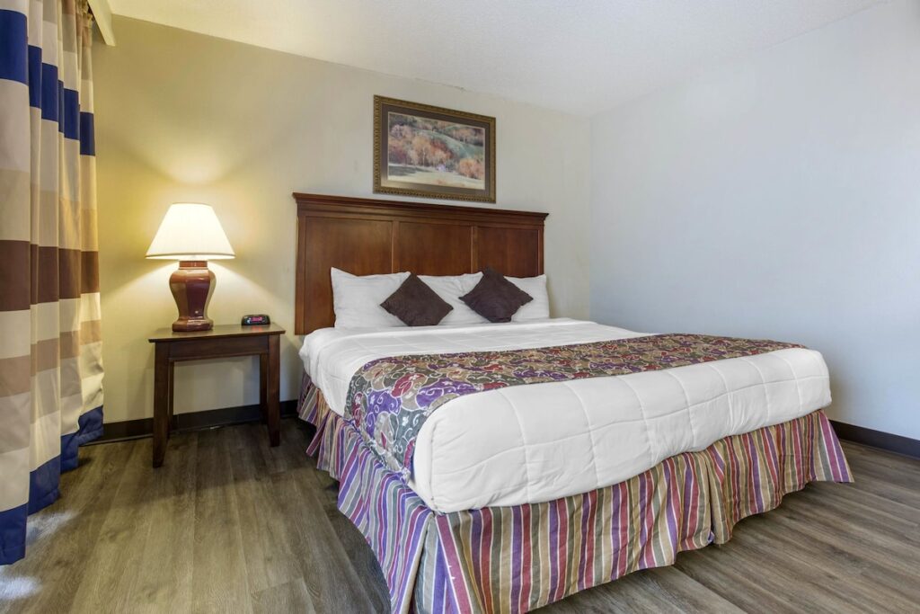 Lamplighter Inn & Suites – South - Image 2