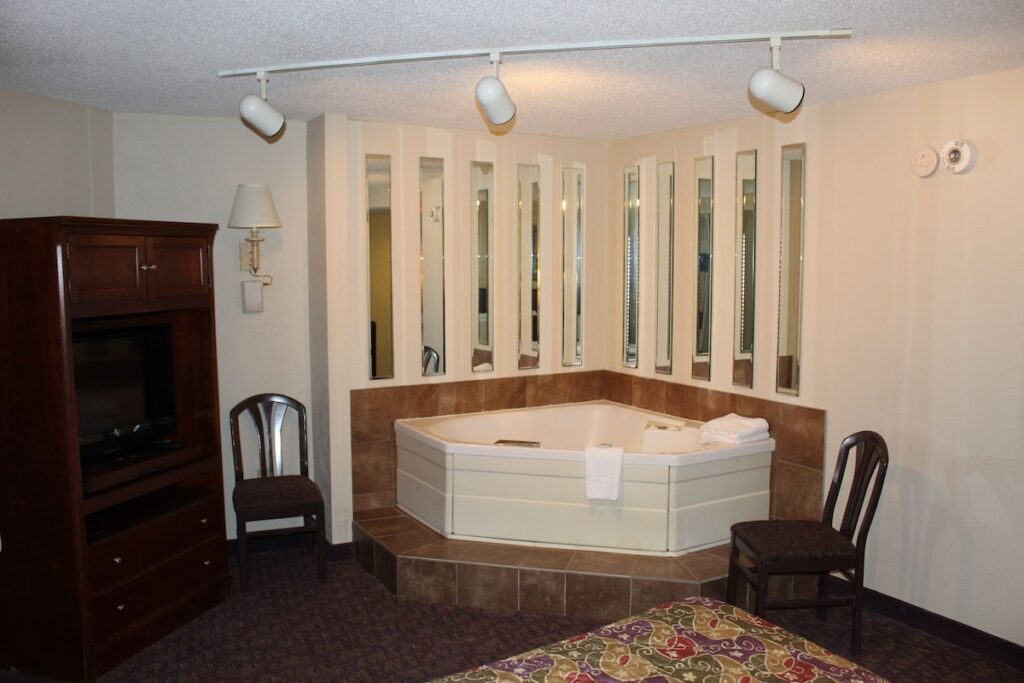 Lamplighter Inn & Suites – South - Image 1