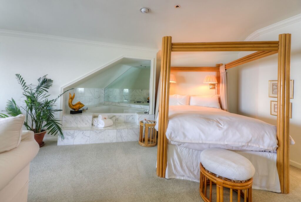 Lighthouse Club Hotel - Image 3