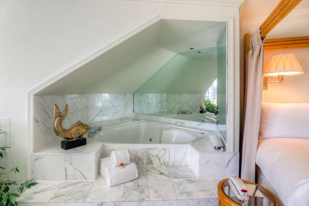 Lighthouse Club Hotel - Image 1