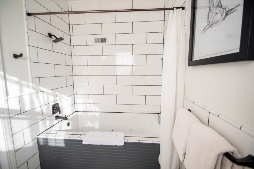 Looking Glass Inn - Image 2