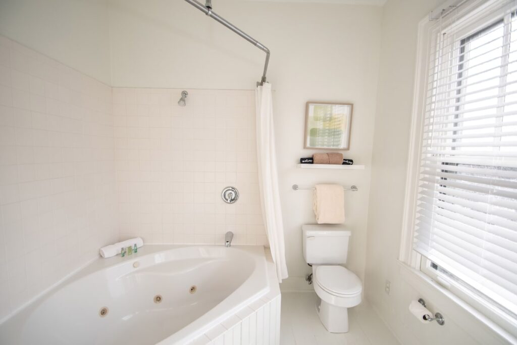 Looking Glass Inn - Image 1