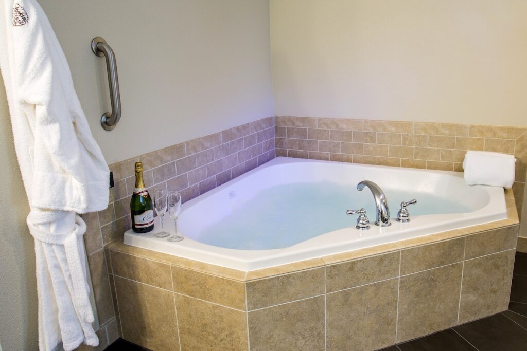 Looking Glass Inn - Image 1