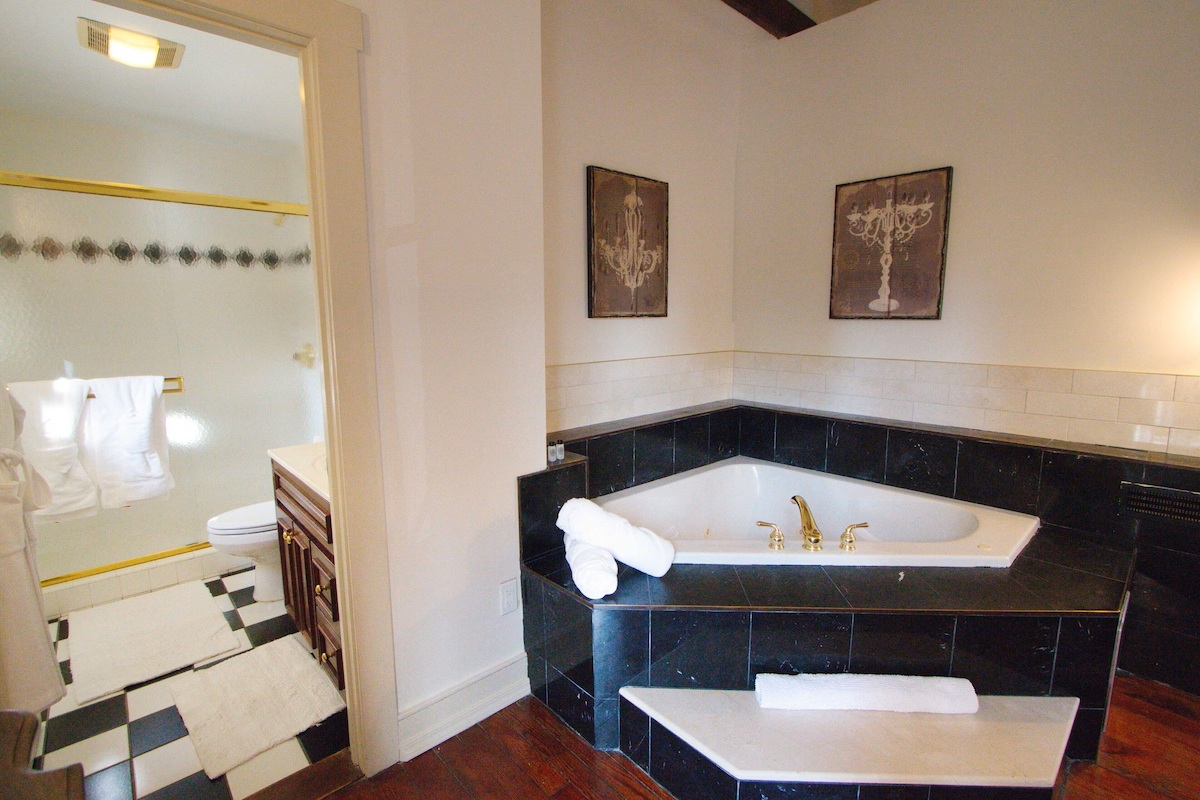 Louisville Bourbon Inn jetted tub