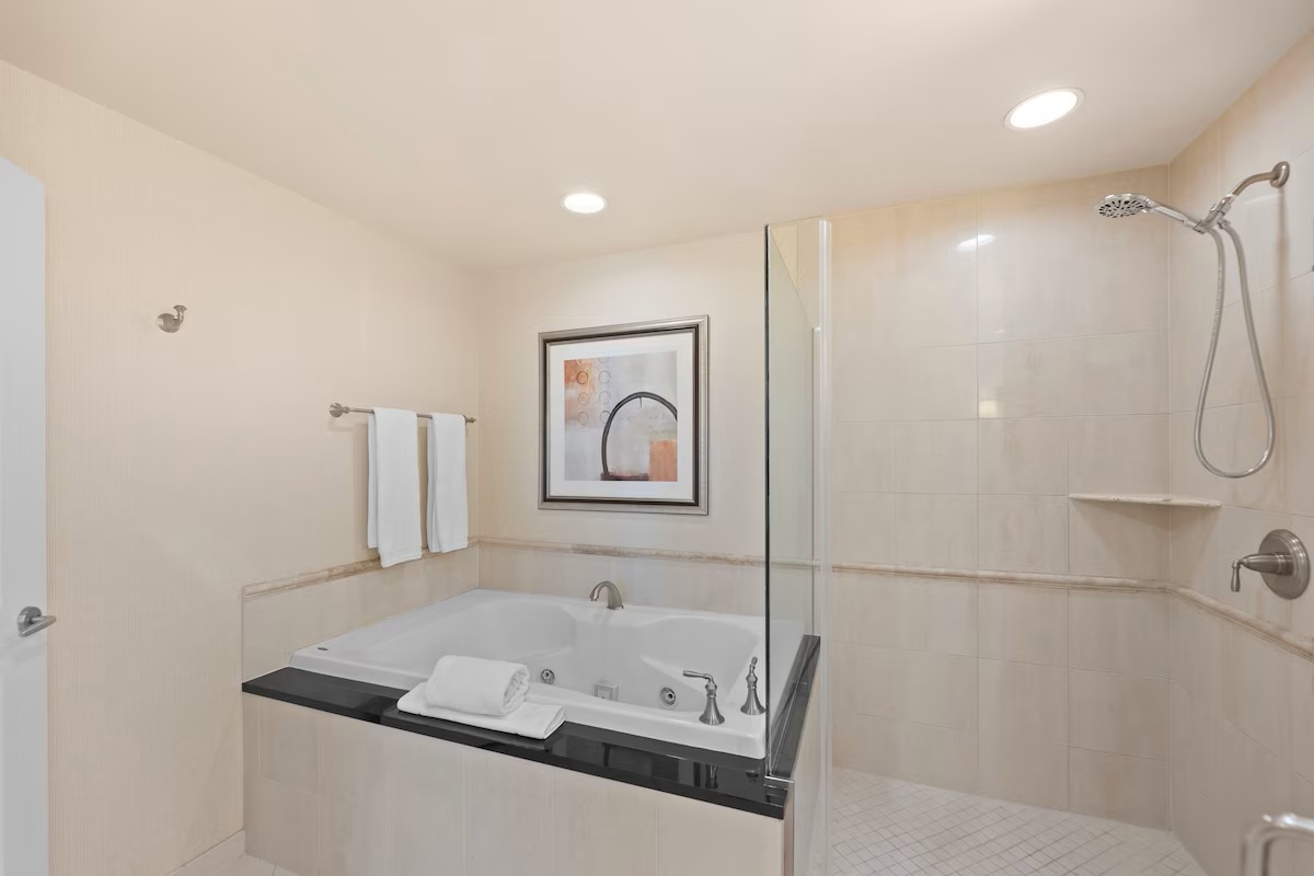 Lucky Gem Penthouse Luxury Suites at Signature Resort Strip View 509 jetted tub