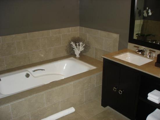 Luxe Sunset Boulevard Hotel - Image 1