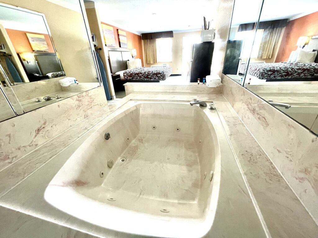 Luxury Inn & Suites Liberty - Image 1