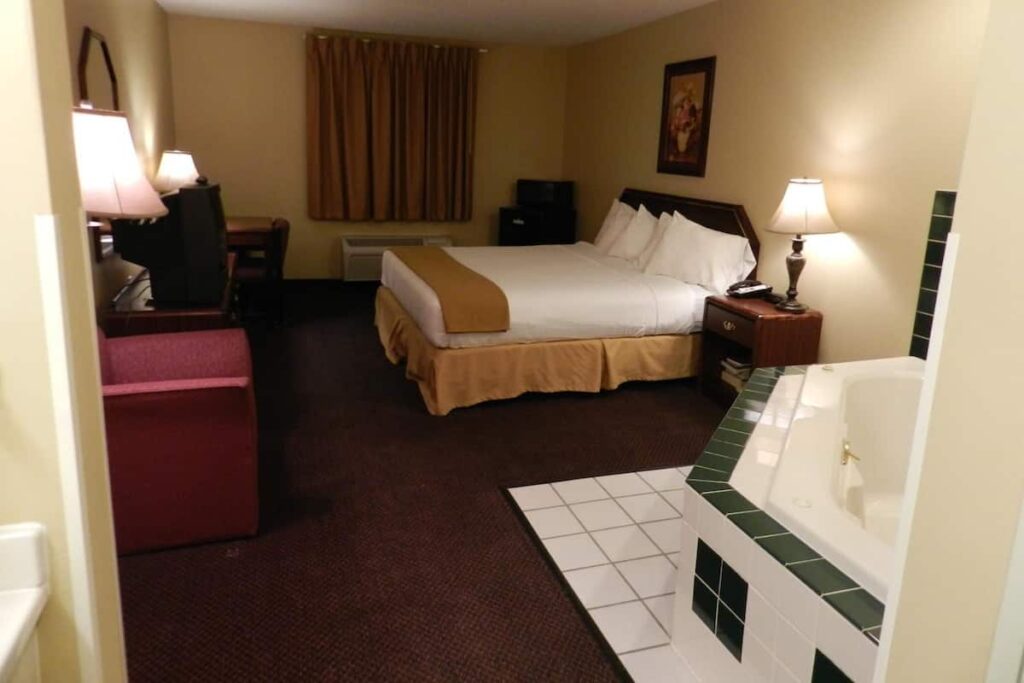 Luxury Inn & Suites - Image 4