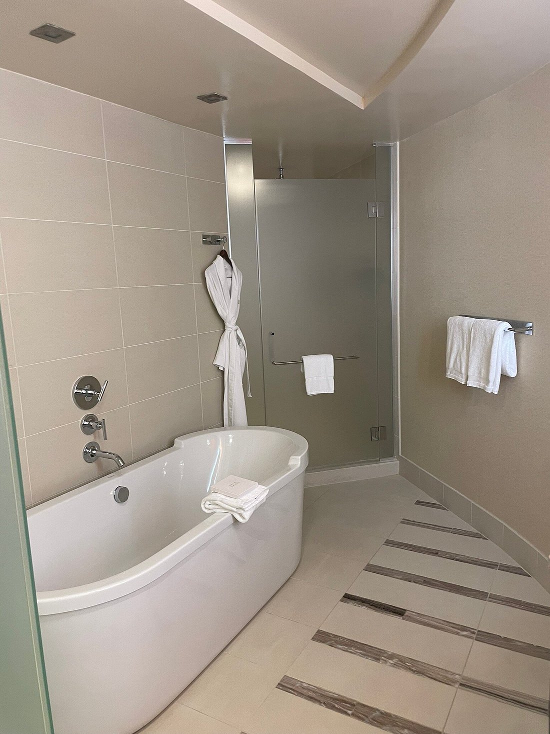 MGM Grand Detroit tub