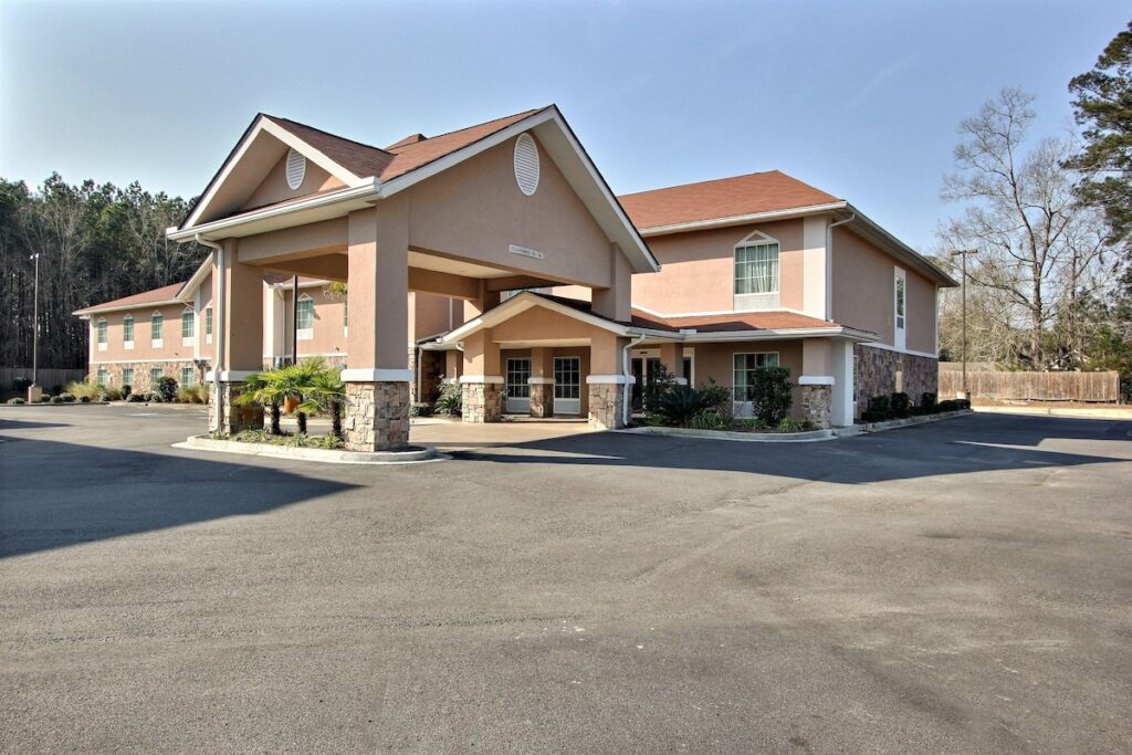 Magnolia Inn & Suites - Image 5