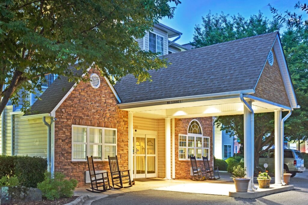 Microtel Inn & Suites by Wyndham Cherokee - Image 5