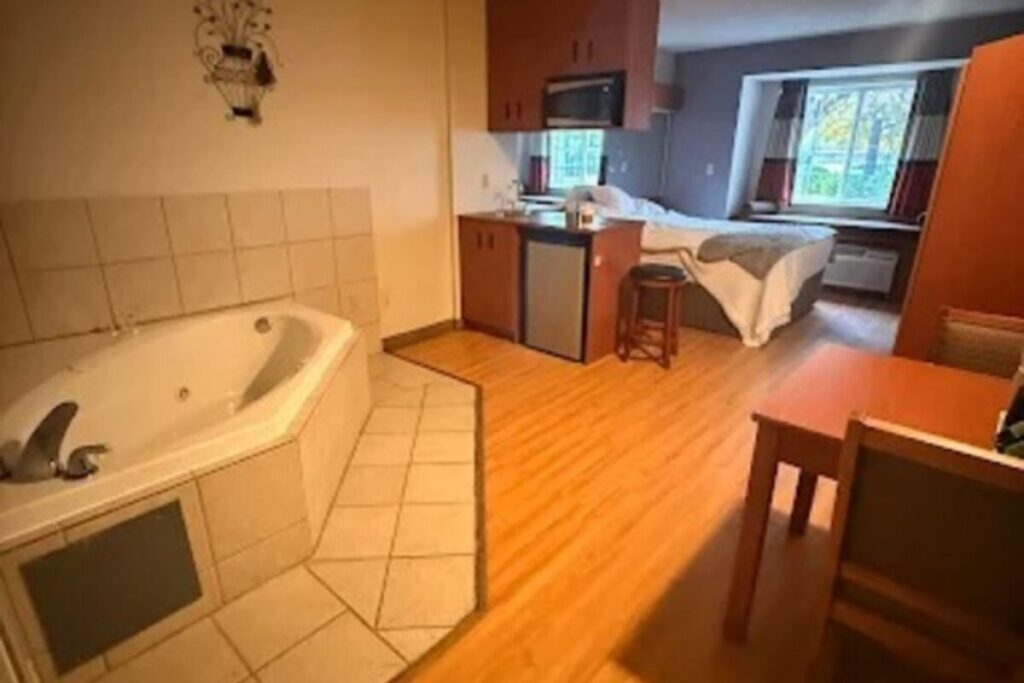 Microtel Inn & Suites by Wyndham Cherokee - Image 2