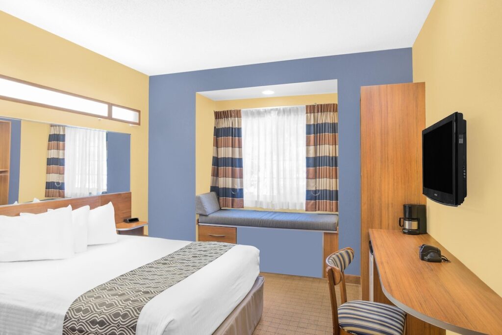 Microtel Inn & Suites by Wyndham Chili/Rochester Airport - Image 3