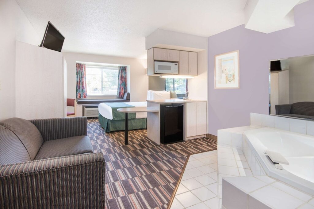 Microtel Inn & Suites by Wyndham Claremore - Image 2