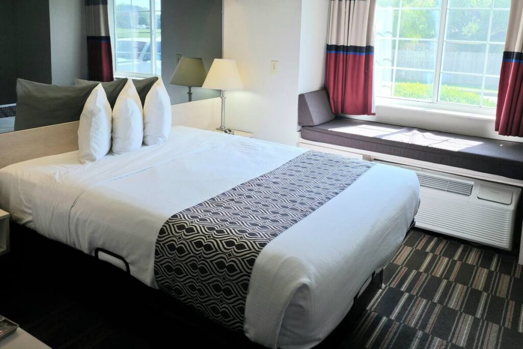 Microtel Inn & Suites by Wyndham Claremore - Image 4