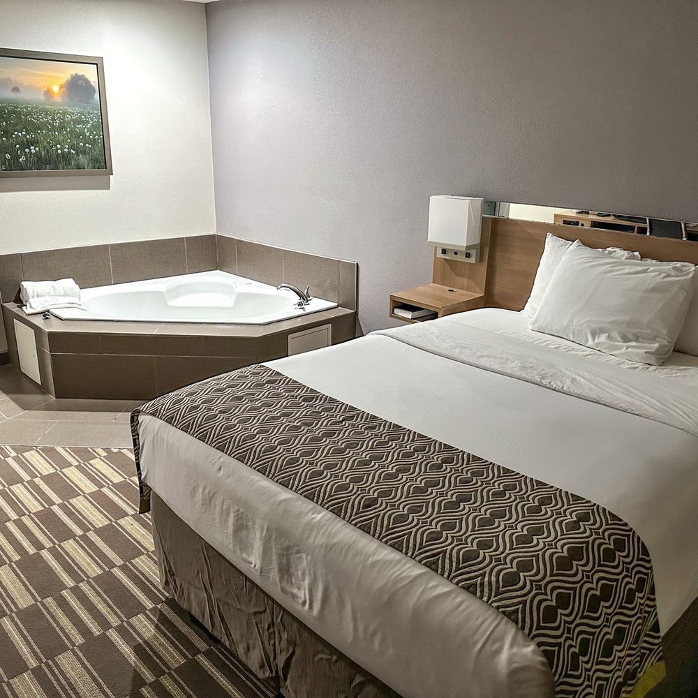 Microtel Inn & Suites by Wyndham Inver Grove Heights/Minneap - Image 1