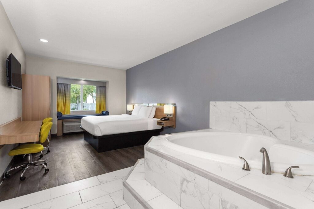 Microtel Inn & Suites by Wyndham Panama City - Image 2