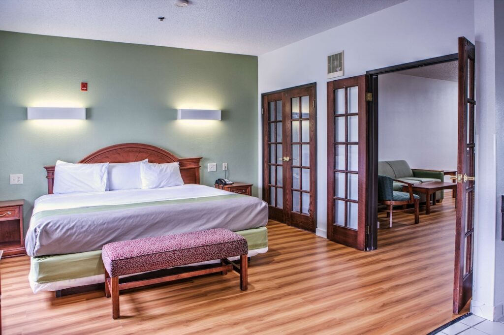 Motel 6 Dallas, TX – Northwest - Image 3