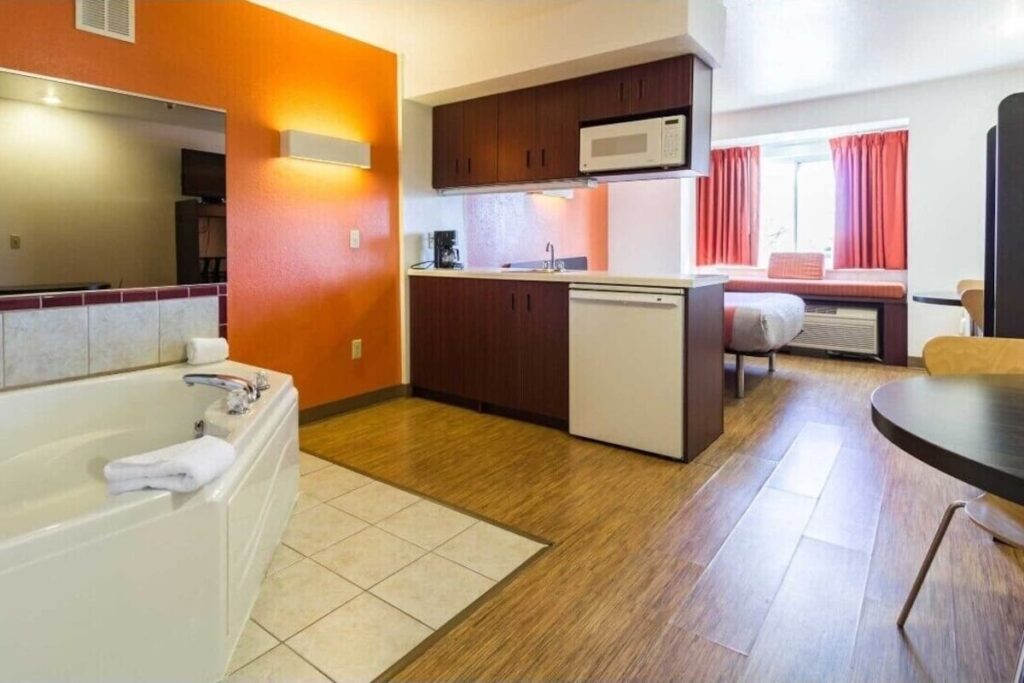 Motel 6 Huron, OH – Sandusky - Image 1